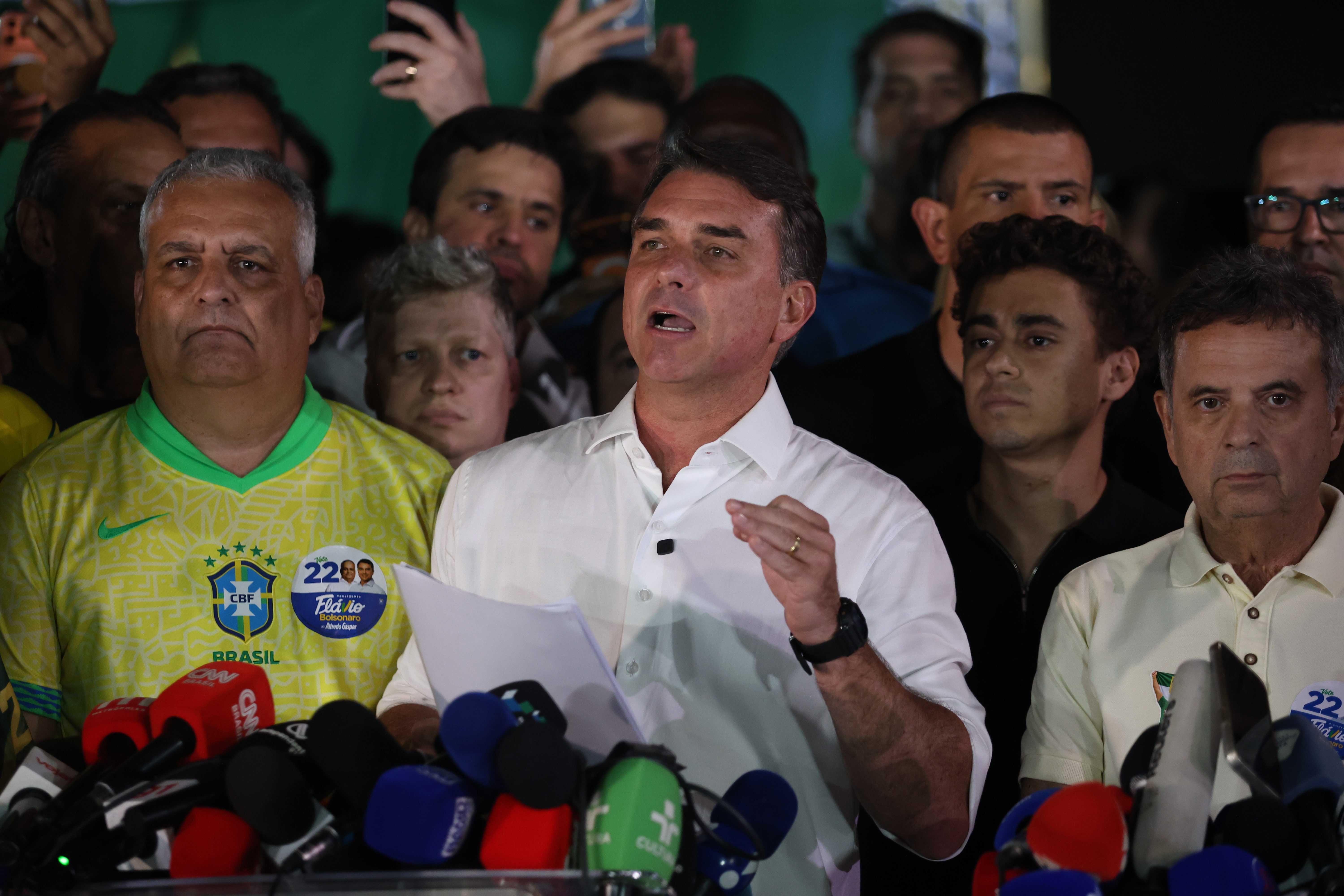 La Policía Federal de Brasil investiga si Flávio Bolsonaro, senador del Partido Liberal y excandidato presidencial, intentó salir del país para viajar a Estados Unidos desde la Argentina.