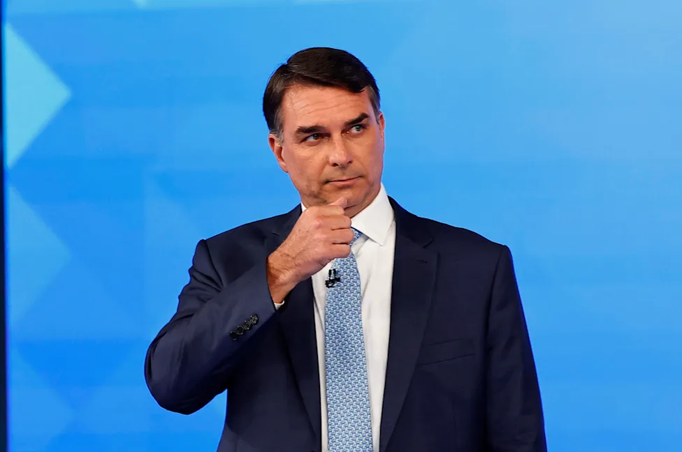 La salida de Flavio Bolsonaro de Brasil rumbo a Estados Unidos abrió un nuevo capítulo de incertidumbre en la relación entre el presidente argentino, Javier Milei, y su par brasileño, Luiz Inácio Lula da Silva.