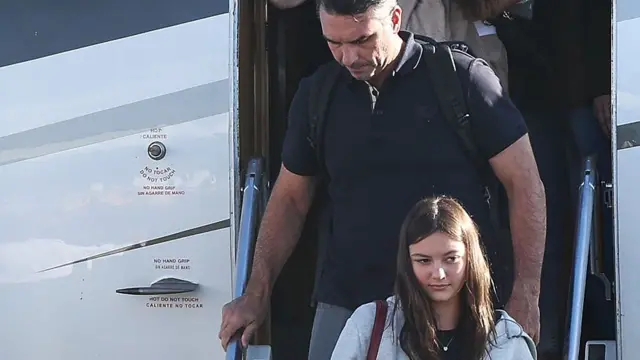 La salida de Flávio Bolsonaro de Brasil generó una serie de interrogantes judiciales y diplomáticos luego de que la Dirección Nacional de Migraciones confirmara que el senador ingresó a la Argentina junto a su familia y posteriormente abordó un avión privado en Puerto Iguazú.