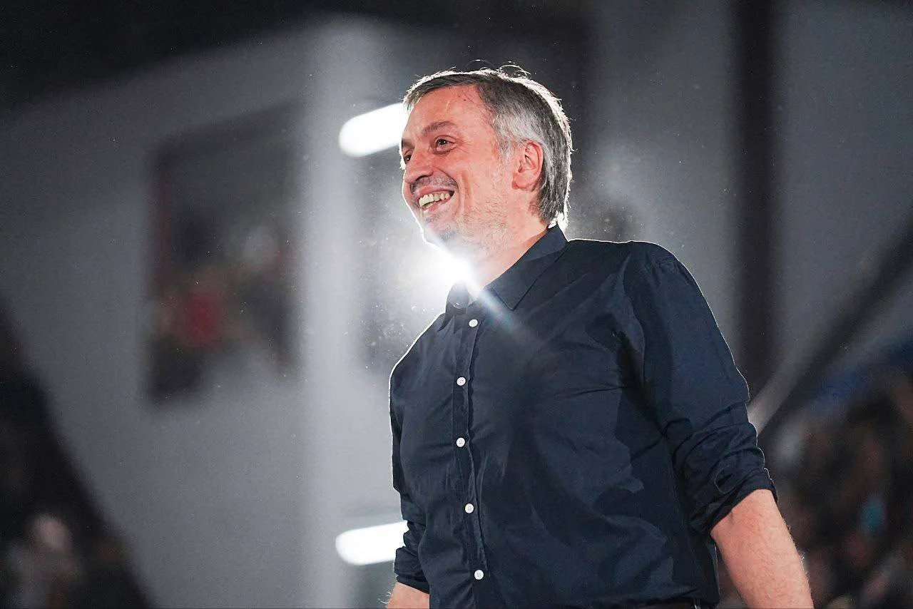 Máximo Kirchner encabezó un acto en el Microestadio de Lanús, donde miles de militantes se reunieron para homenajear a Néstor Kirchner, a 16 años de su fallecimiento, y debatir sobre el futuro del peronismo de cara a las elecciones de 2027.